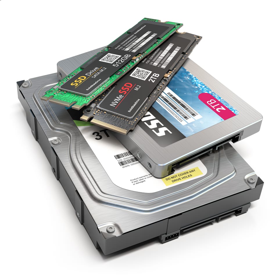 Satz verschiedener Datenspeichergeräte. Hdd, ssd und ssd m2 isoliert auf weißem Hintergrund